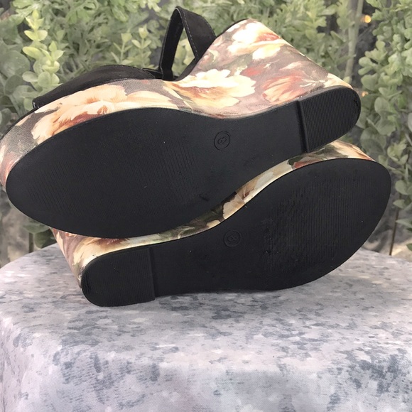 Windsor Open Toe Black Micro Suede Floral Print 5.5” Wedges WMS 8M💐Like NEW💐 - Picture 6 of 9